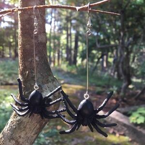 📌Spooky and fun handmade spider earrings!